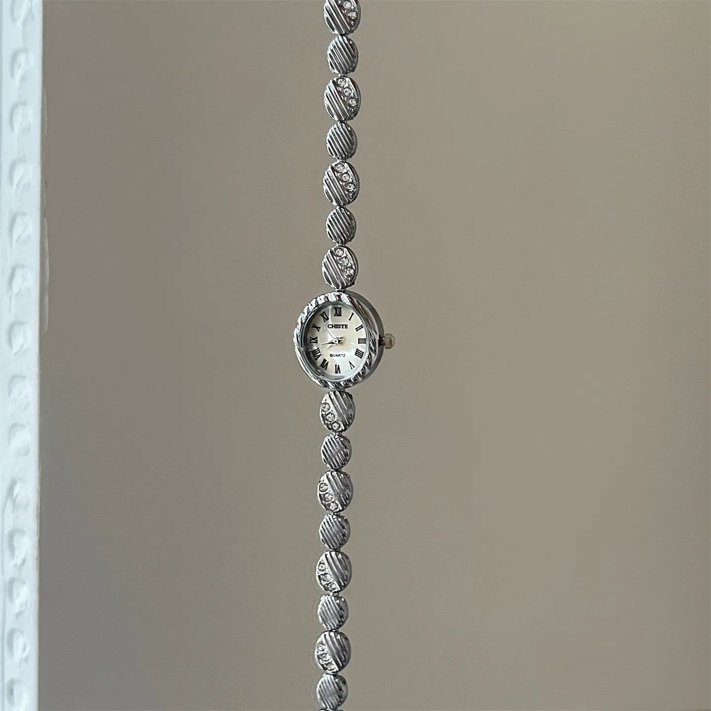 Elegant Oval Mother-of-Pearl Quartz Watch Women's Fashion Style Bracelet Watch Luxury Minimalist Round Dial Glass Mirror