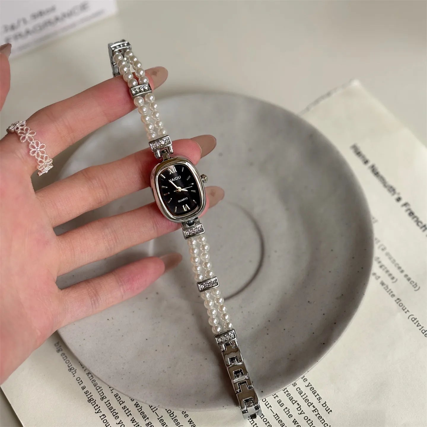 NAIDU New Pearl Women's Watch Elegant Quartz Simple Fashion Oval Dial Jewelry Clasp Female Model For Live Broadcast On TikTok