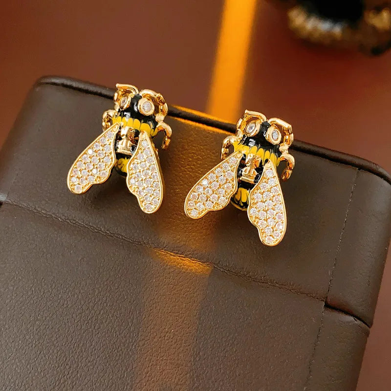 Vintage Metal Earrings Silver Needle Zircon Oil Drop Bee Studs Women Luxury Sensation Small Niche Ear Jewelry Animal Design
