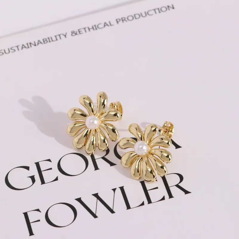 Elegant Fashion Pearl Ear Studs Women Irregular Zircon 18K Gold Flower Design Versatile High-End Feelings Party Jewelry Earrings