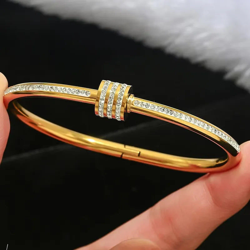 Elegant Hollow Star Design Bracelet Fashionable Sweet Style Suitable For Ladies Daily Wear To Family Gatherings Or Club Activities