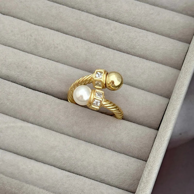 Elegant Open Line Ring In Gold Plated Copper With Zircon And Artificial Pearl Circular Design Suitable For Men And Women