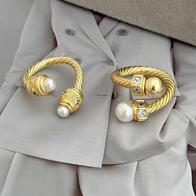 Elegant Open Line Ring In Gold Plated Copper With Zircon And Artificial Pearl Circular Design Suitable For Men And Women