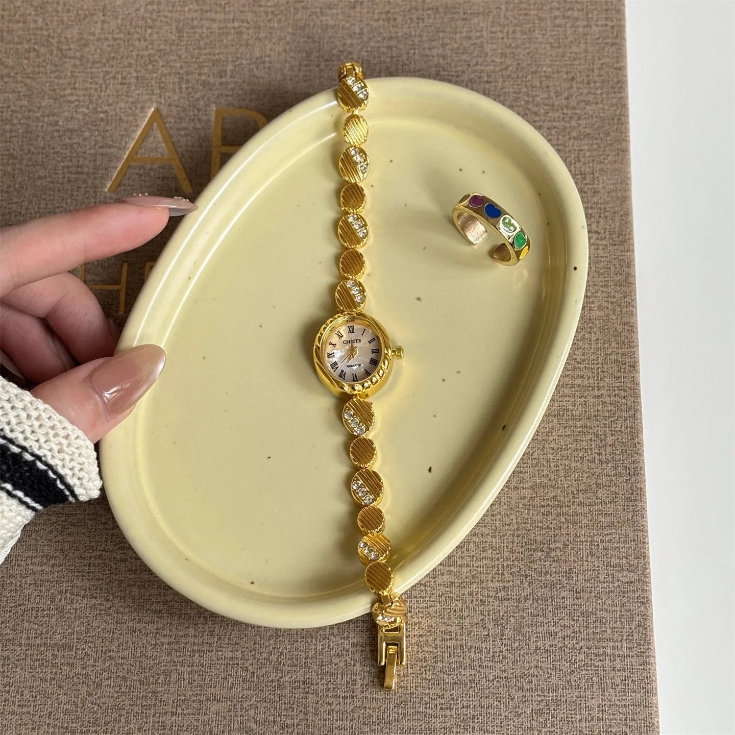 Elegant Oval Mother-of-Pearl Quartz Watch Women's Fashion Style Bracelet Watch Luxury Minimalist Round Dial Glass Mirror