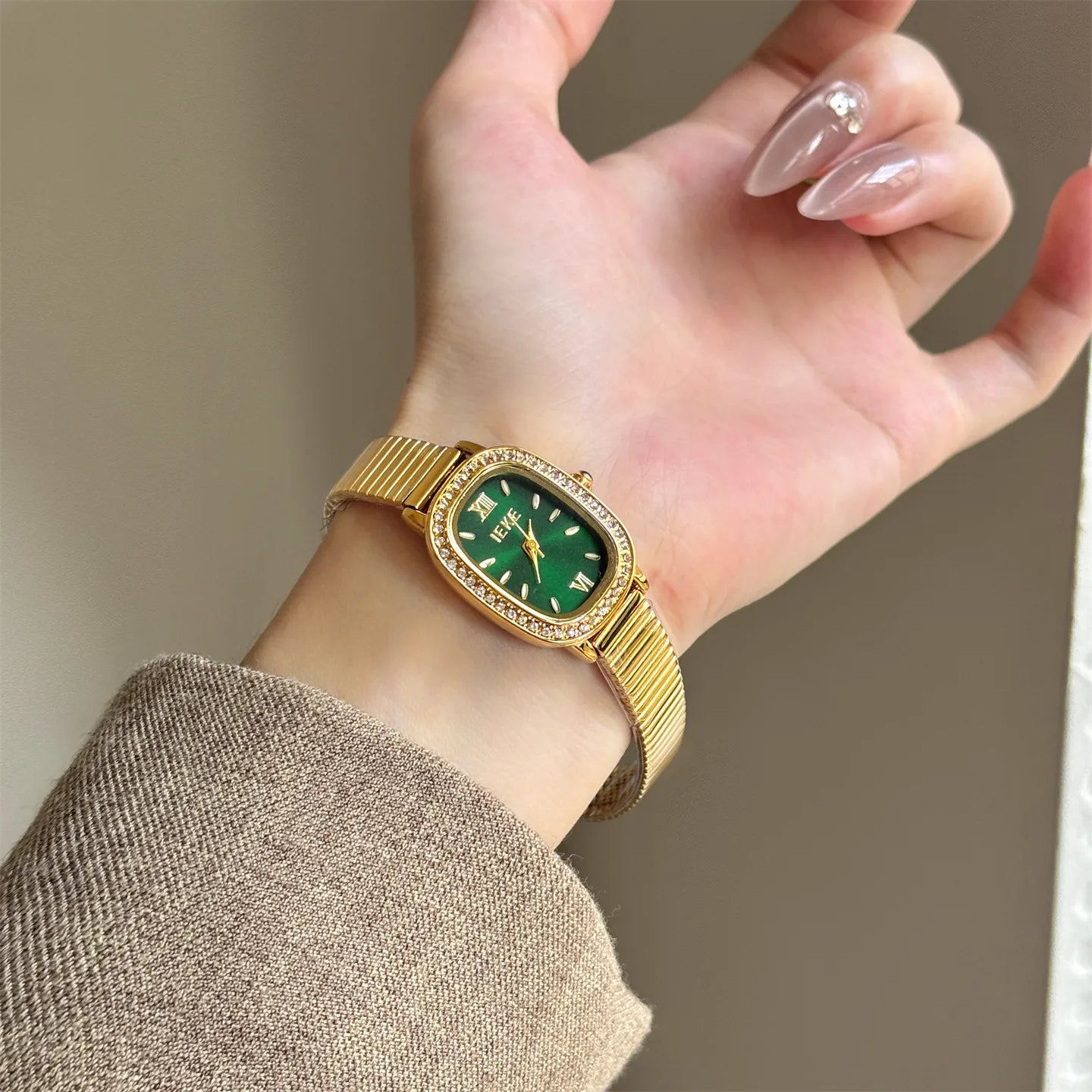 Elegant Oval Quartz Watch For Women Fashionable Lightweight Diamond Embedded Stainless Steel Bracelet Hand Chain Wristwatch