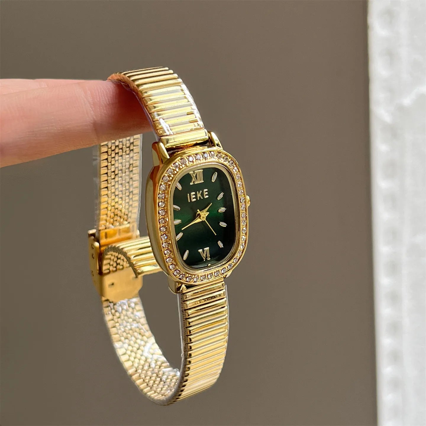 Elegant Oval Quartz Watch For Women Fashionable Lightweight Diamond Embedded Stainless Steel Bracelet Hand Chain Wristwatch