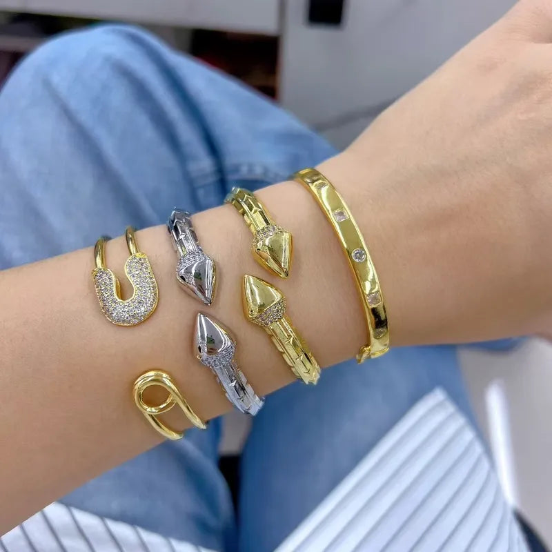 Fashionable Geometric Shape Bracelet With Micro-Paved Zirconium Stones Electroplated Gold Color Retention Pin Arrow Design For Women