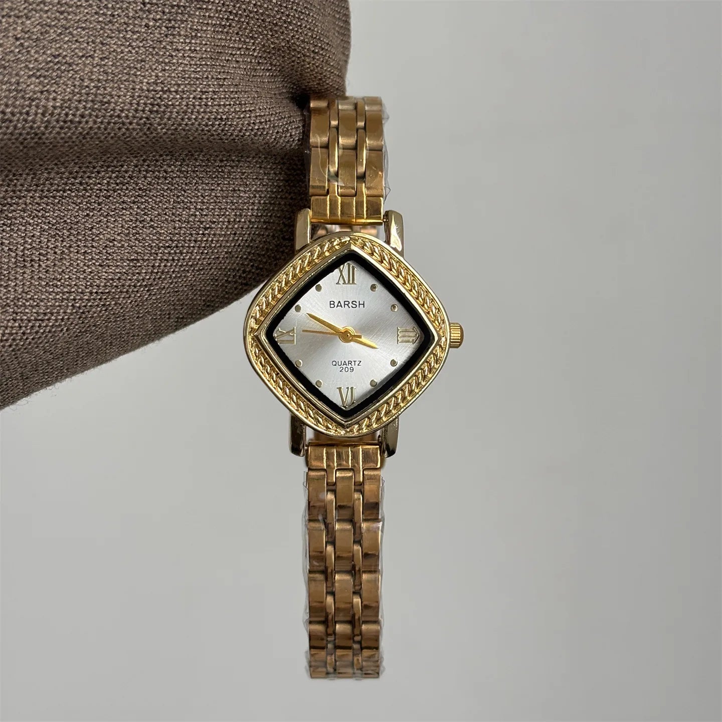 Fashionable Ladies Quartz Watch Diamond Shape Student Steel Belt Baroque Style Personalized Small Niche Watch By BARSH