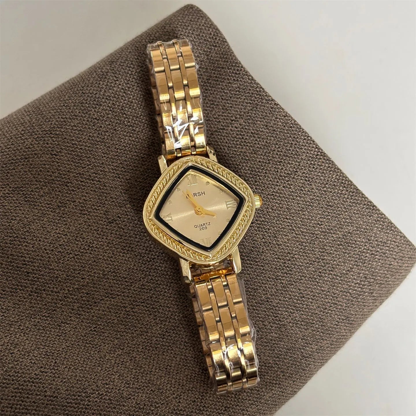 Fashionable Ladies Quartz Watch Diamond Shape Student Steel Belt Baroque Style Personalized Small Niche Watch By BARSH