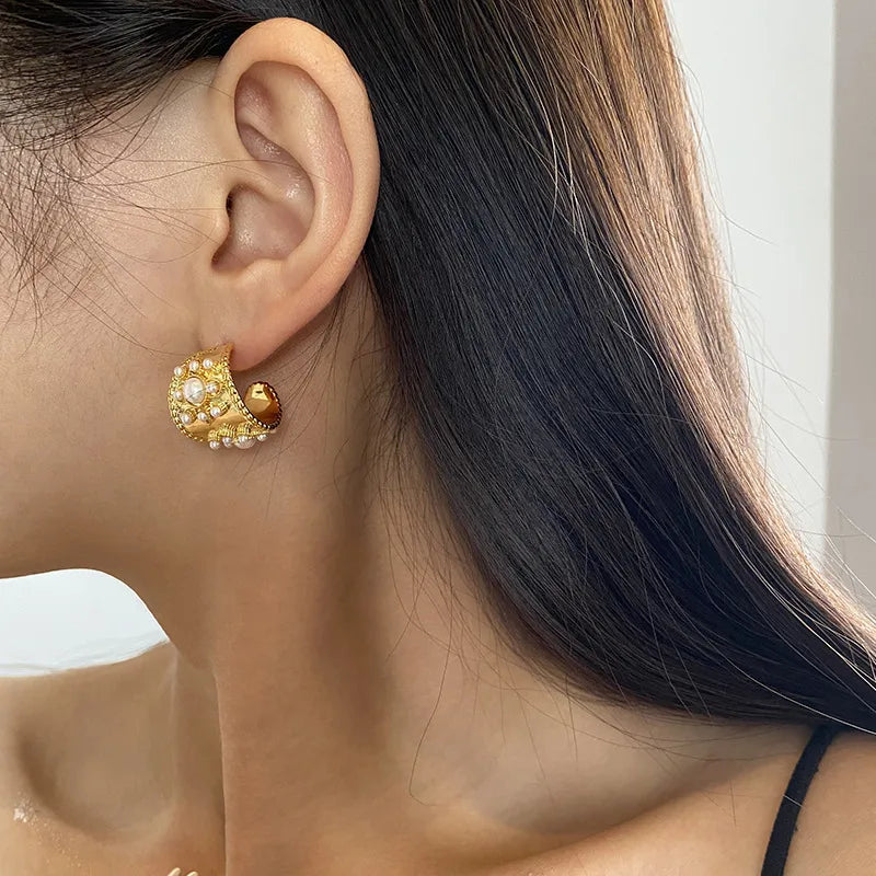 Golden Earring 3D Relief Floral Design Pearl Women's Fashion Jewelry Ear Studs High Quality Copper Material Elegant Accessory