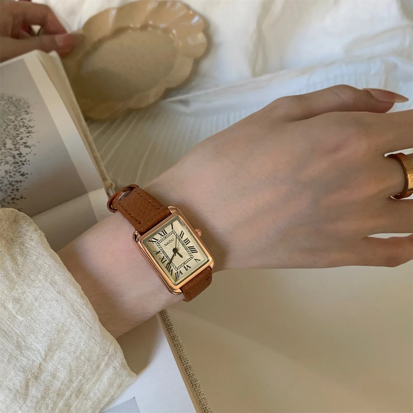 IEKE Minimalist Luxury Square Dial Leather Belt Women's Watch Casual Fashion Quartz Watch Elegant White Display Student Watch