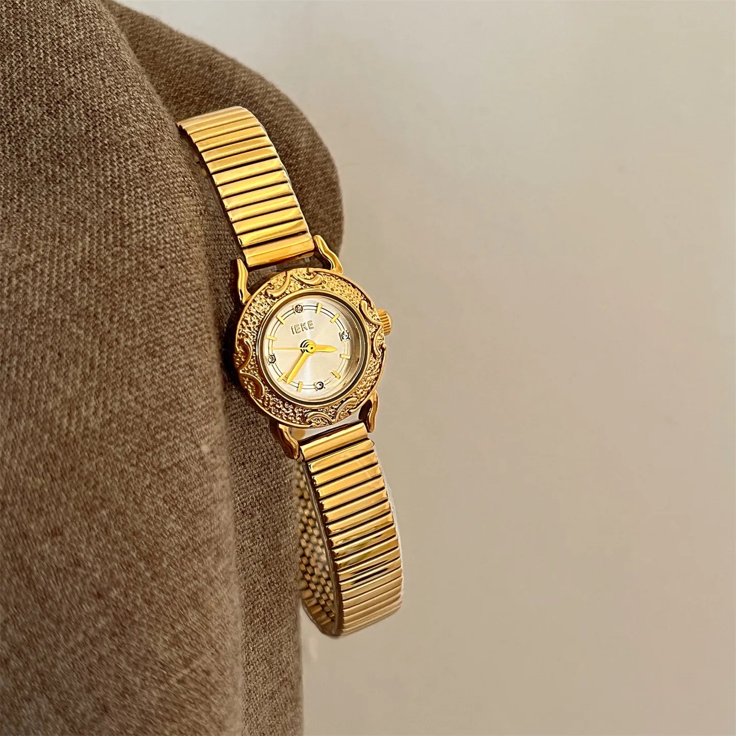 IEKE New Retro Relief Small Dial Women's Watch Elegant Miniature High-End Small Gold Watch Quartz Movement Round Face Glass Mirror