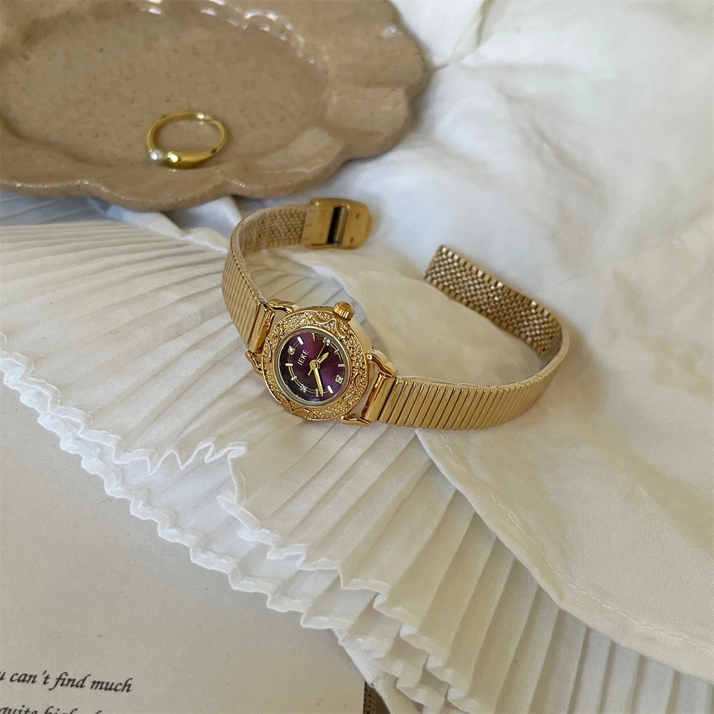 IEKE New Retro Relief Small Dial Women's Watch Elegant Miniature High-End Small Gold Watch Quartz Movement Round Face Glass Mirror