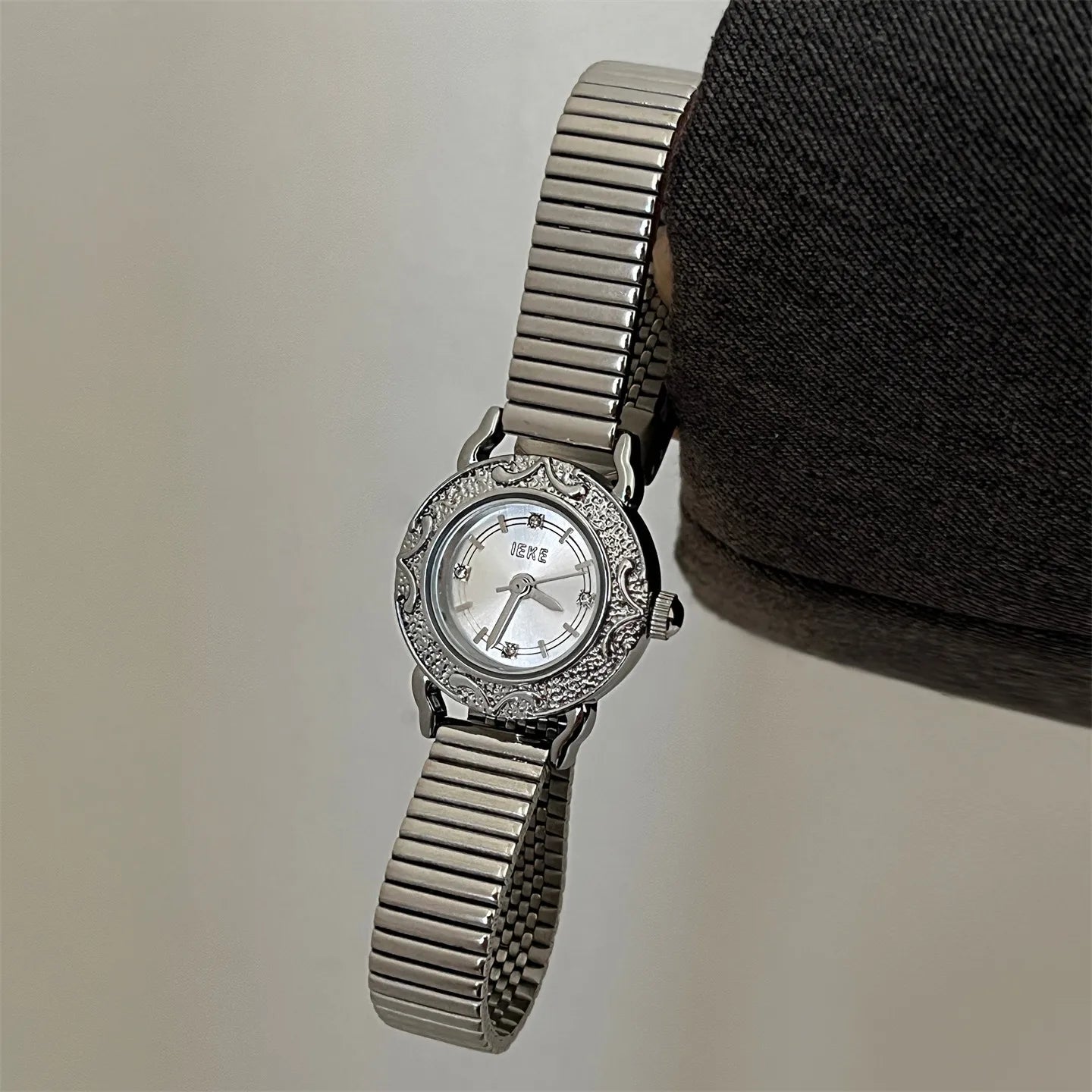 IEKE New Retro Relief Small Dial Women's Watch Elegant Miniature High-End Small Gold Watch Quartz Movement Round Face Glass Mirror