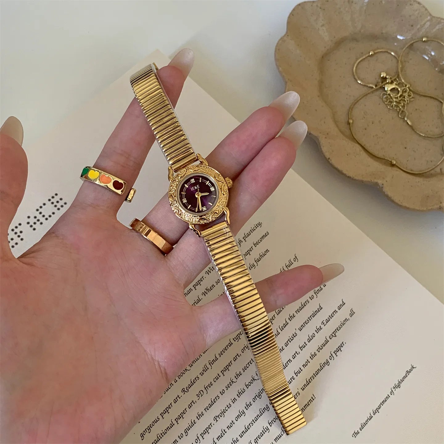 IEKE New Retro Relief Small Dial Women's Watch Elegant Miniature High-End Small Gold Watch Quartz Movement Round Face Glass Mirror