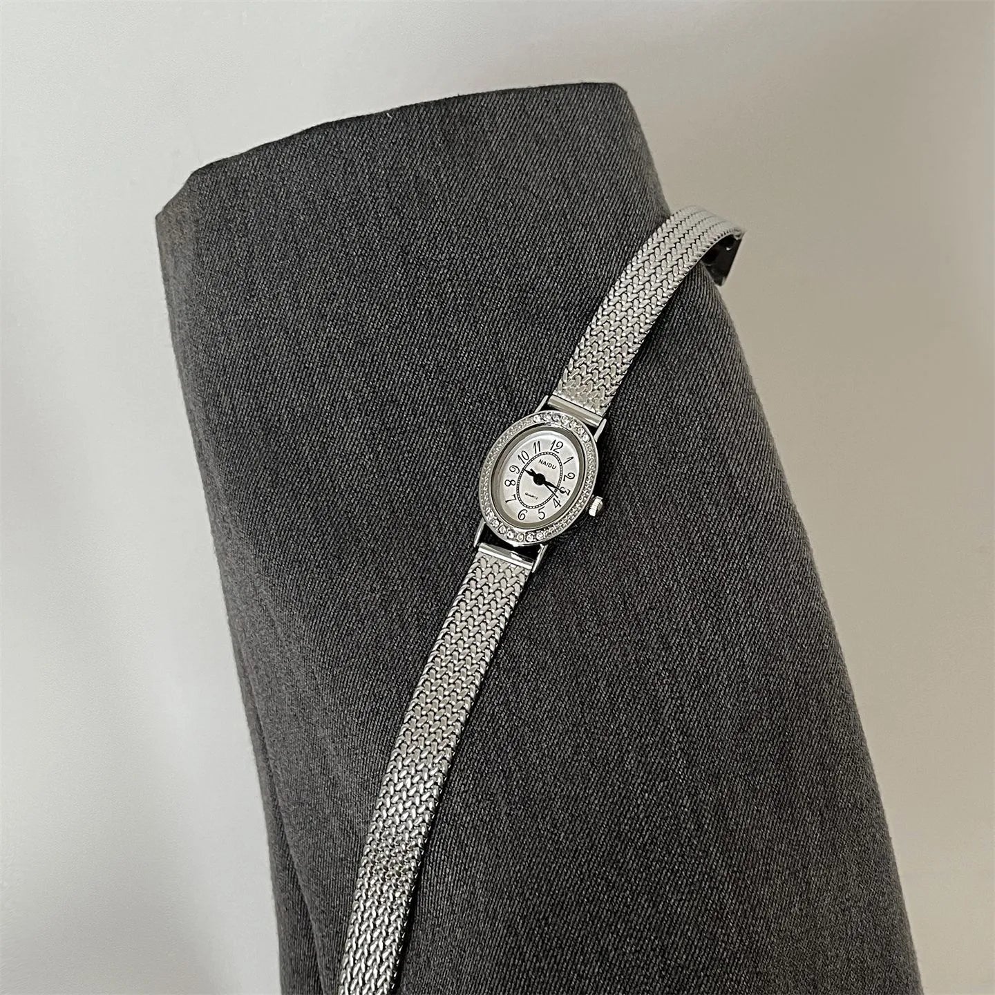 NAIDU Vintage Oval Quartz Watch Women's Diamond Embedded Stylish Retro Fashion Hand-Wound Wristwatch Elegant Timepiece