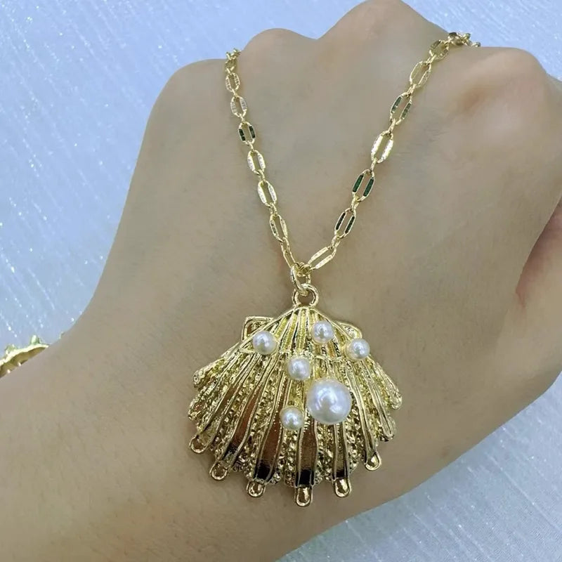 Romantic Sweet Copper Plated 18K Gold Faux Pearl Shell Pendant Necklace Women's Casual Queen Simple Style Wave Chain Jewelry