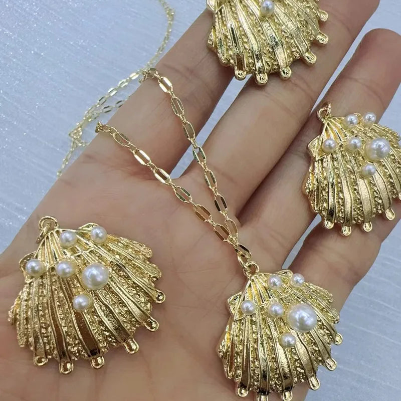 Romantic Sweet Copper Plated 18K Gold Faux Pearl Shell Pendant Necklace Women's Casual Queen Simple Style Wave Chain Jewelry