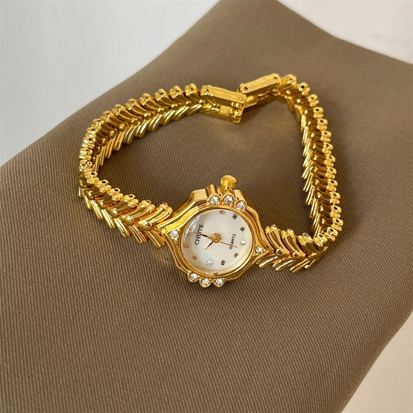 Vintage Gold Quartz Watch For Women Compact Elegant Stylish Alloy Bracelet Luxury Miniature Precision High-End Sensation