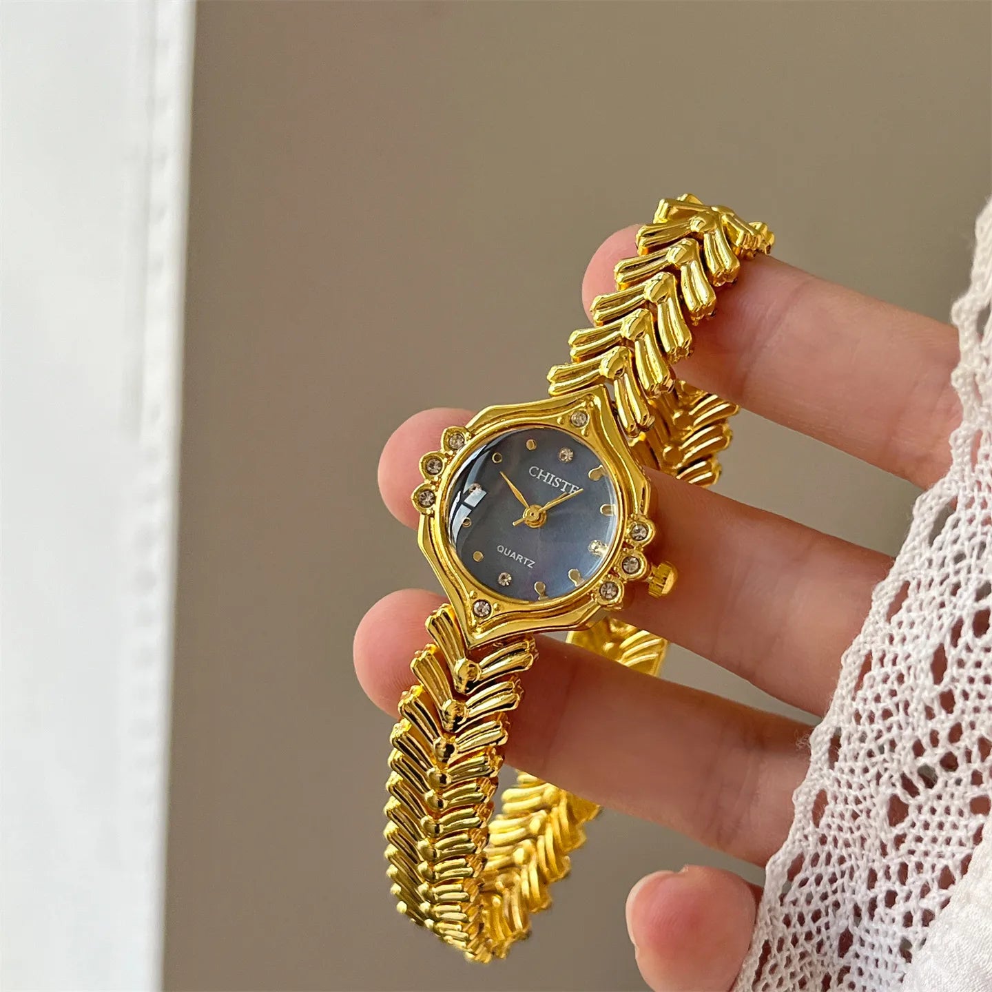 Vintage Gold Quartz Watch For Women Compact Elegant Stylish Alloy Bracelet Luxury Miniature Precision High-End Sensation